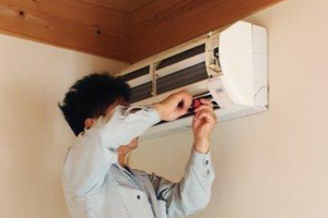東京美化係 | ご家庭の不用品・ゴミ回収 | エアコンの取り外し・引き取りのイメージ写真